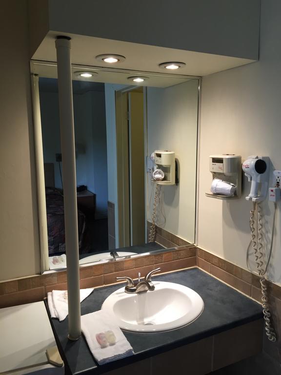Motel Capri Et Suites Repentigny Phòng bức ảnh