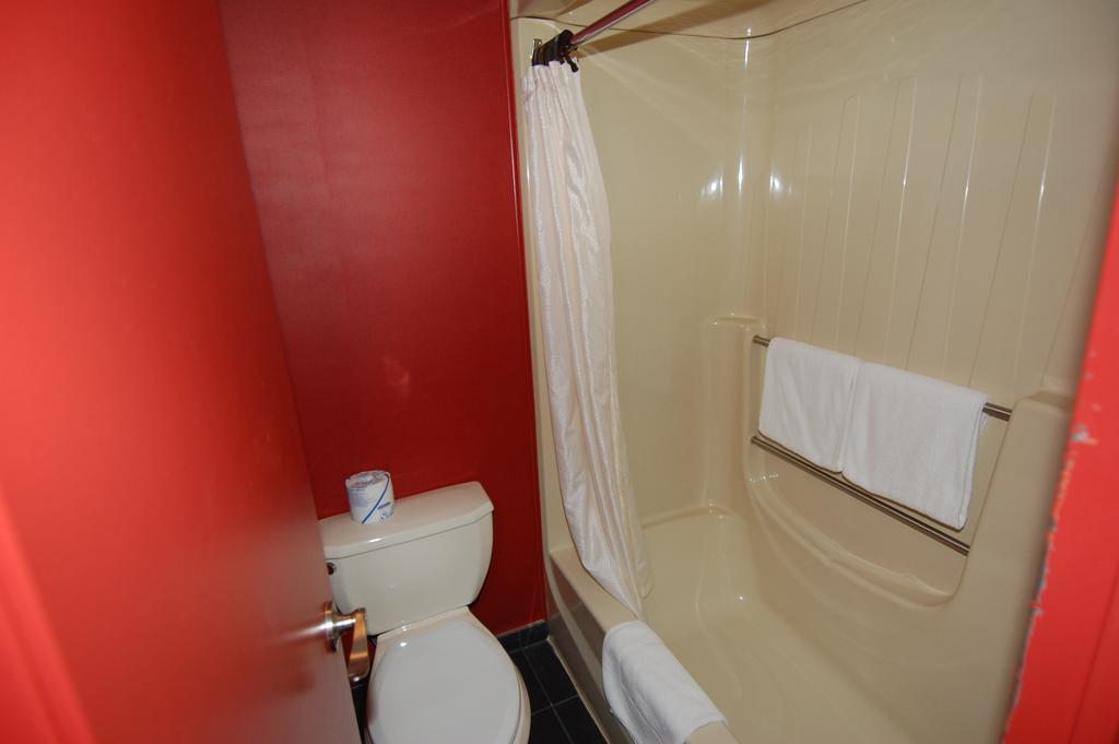 Motel Capri Et Suites Repentigny Ngoại thất bức ảnh