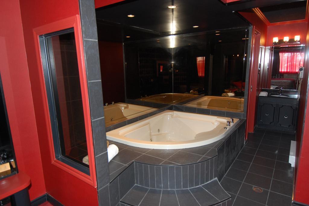 Motel Capri Et Suites Repentigny Ngoại thất bức ảnh