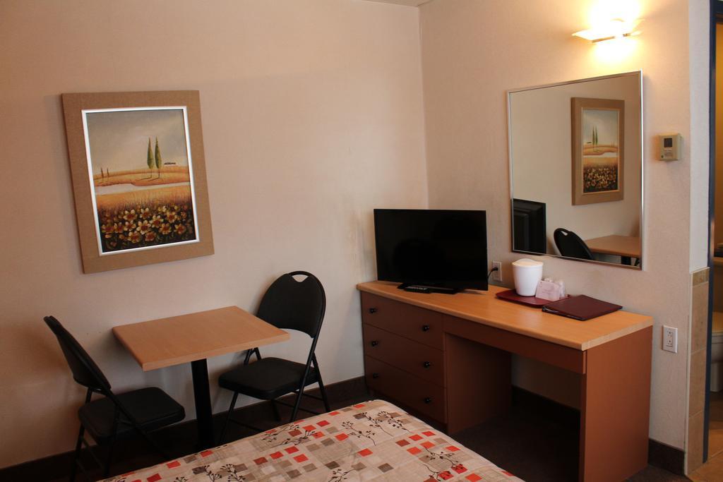 Motel Capri Et Suites Repentigny Ngoại thất bức ảnh