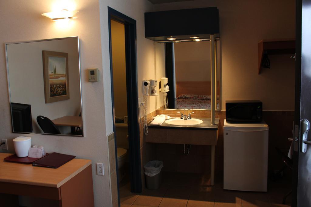 Motel Capri Et Suites Repentigny Ngoại thất bức ảnh