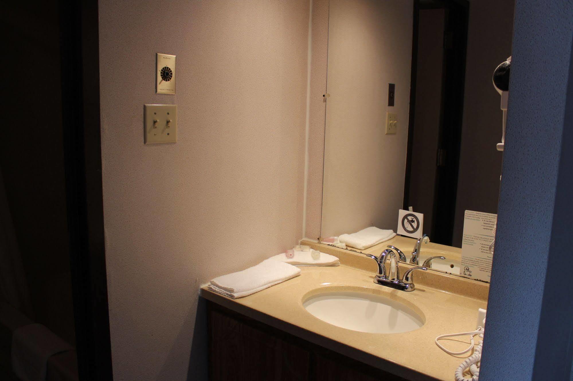 Motel Capri Et Suites Repentigny Ngoại thất bức ảnh