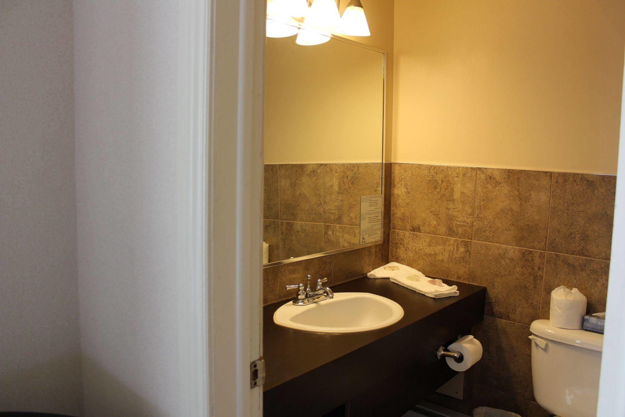 Motel Capri Et Suites Repentigny Ngoại thất bức ảnh