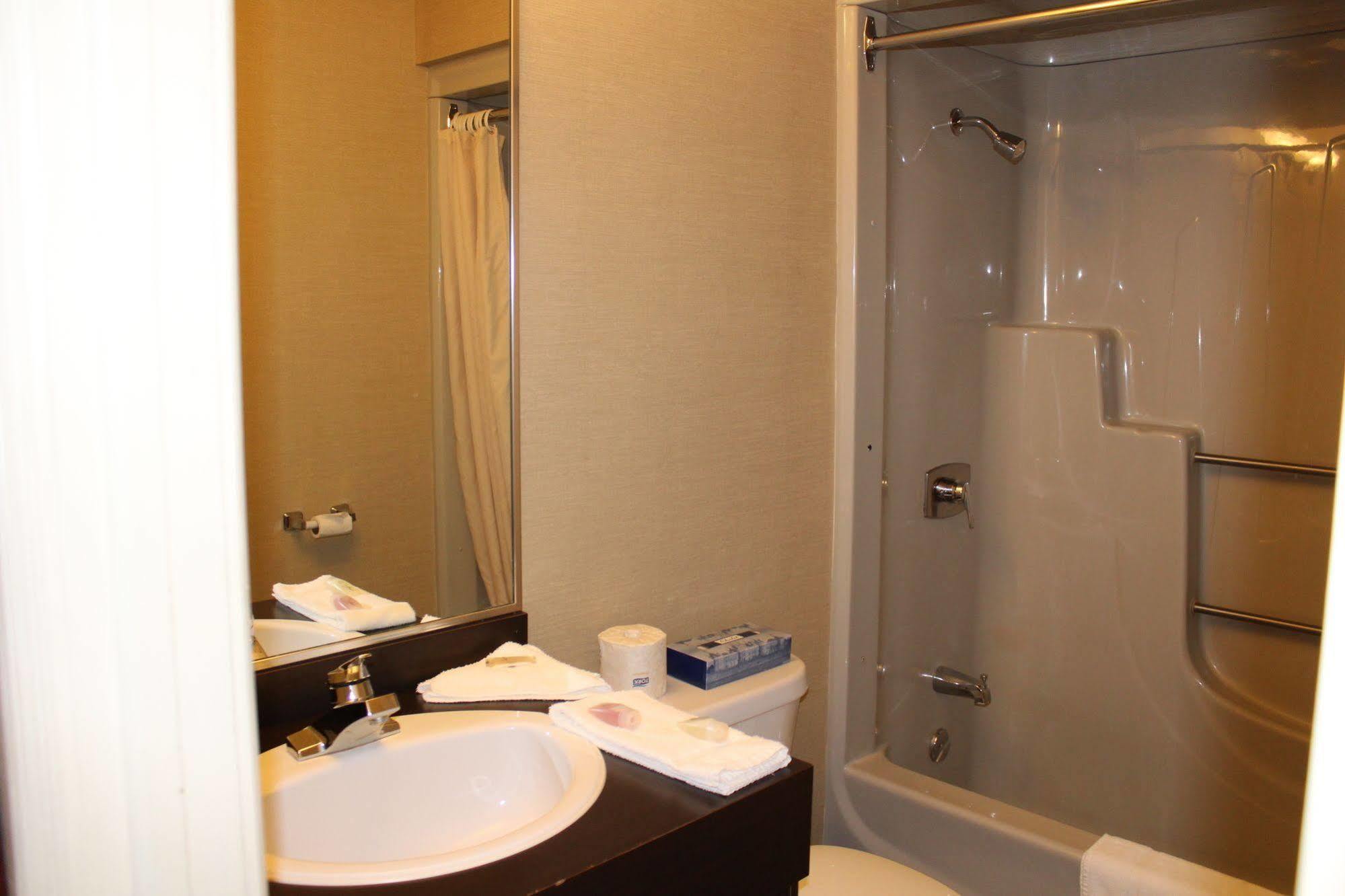 Motel Capri Et Suites Repentigny Ngoại thất bức ảnh