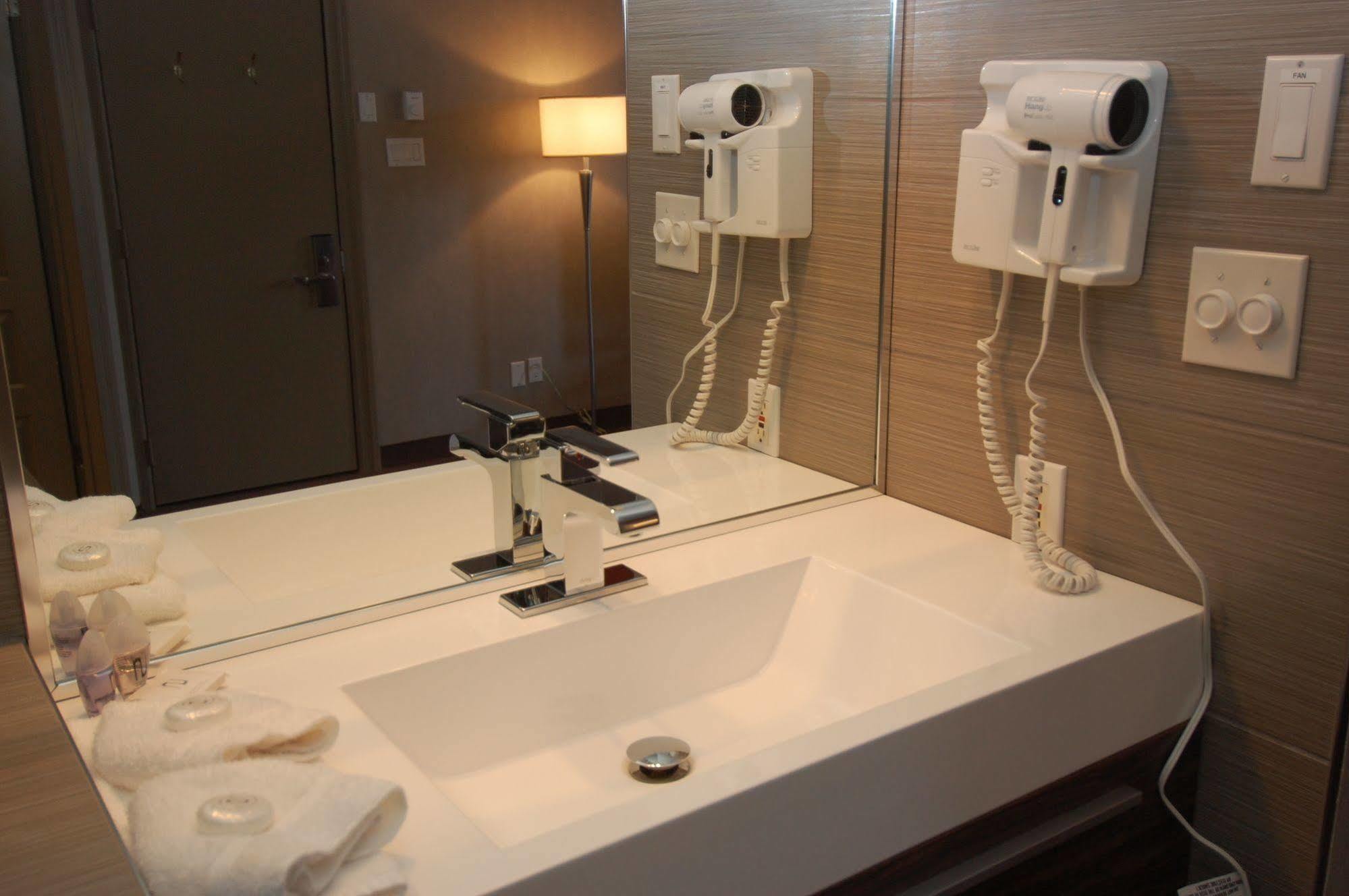 Motel Capri Et Suites Repentigny Ngoại thất bức ảnh