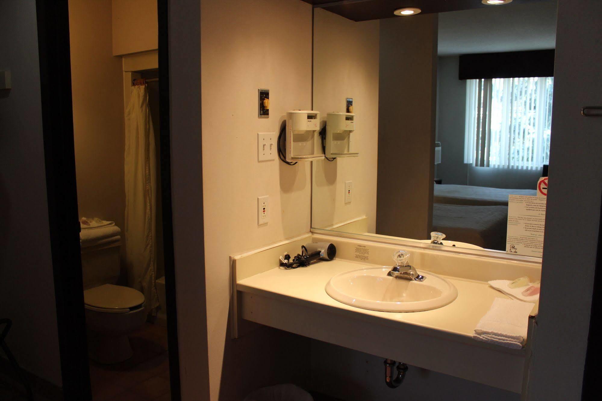 Motel Capri Et Suites Repentigny Ngoại thất bức ảnh