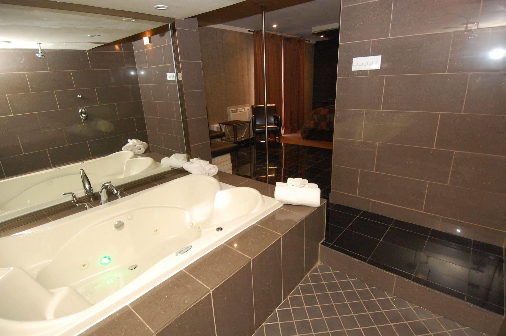 Motel Capri Et Suites Repentigny Ngoại thất bức ảnh